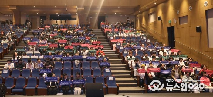 지난 7일 광명평생학습원과 광명극장 일대에서 열린 ‘2025년 광명시 장애인 평생학습 성과공유회’ 참석자들이 기념사진을 촬영하고 있다.