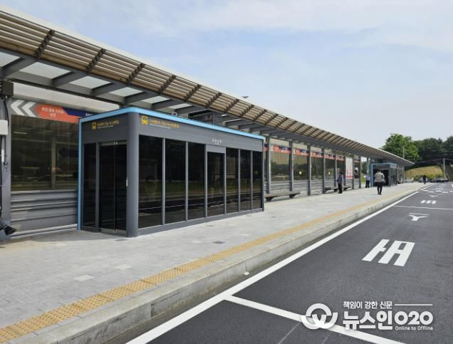 오이도역 버스정류소에 위치한 '스마트 셸터'