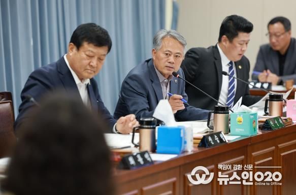 박성재 전남도의원이 농업기술원 김행란 국장에게 질의하고 있다.