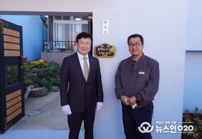 LG화학 VCM공장(공장장 박정배)·CA공장(공장장 허재훈)과 함께 동문동 장애인 가정을 위한 ‘희망하우스 29호’를 완공하고 지난 10일 현판식을 개최했다