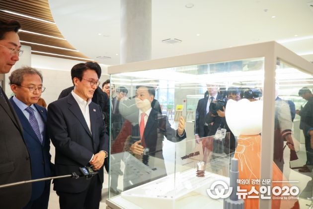 김민석 국무총리가 11일 강원도 원주시 원주 의료기기 클러스터 내 네오바이오텍을 방문, 시찰을 하고 있다.