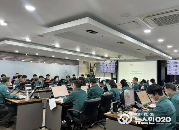 용인특례시는 11일 시청 재난상황실에서 겨울철 재해에 대비한 종합대책 회의를 개최했다