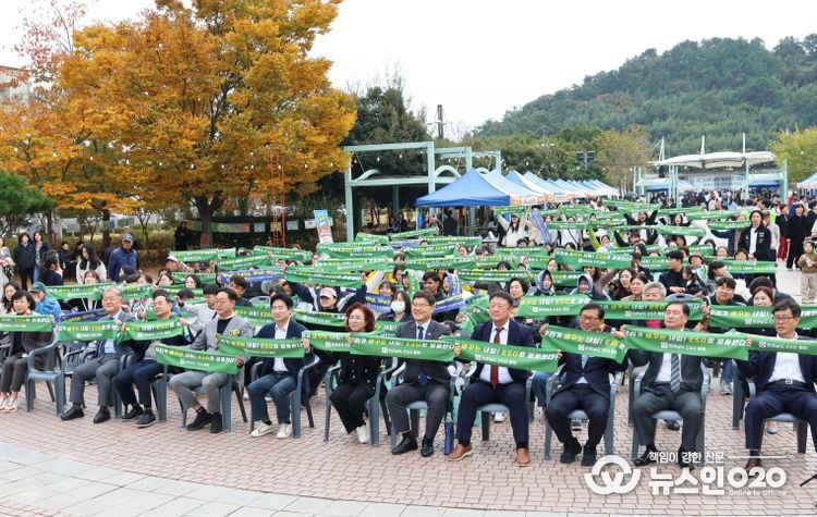 전남 교육가족들이 ‘우리가 바꾸는 내일! ESG로 행동한다!’가 적힌 현수막을 펼쳐 보이고 있다.
