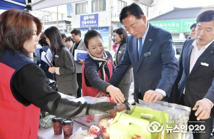 김한종 장성군수가 11일 열린 한여농 가래떡 시식행사에 참여했다. 장성군 제공.