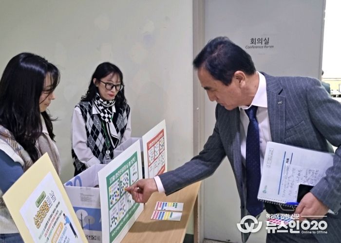 HU공사 한병홍 사장이 ‘상호 존중 에티켓 자가 진단’ 행사에 참여중이다.