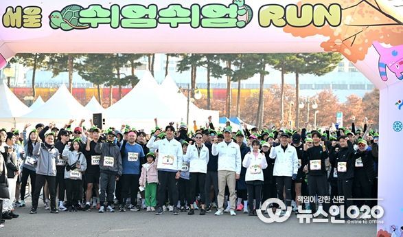 오세훈 서울시장이 16일(일) 마포구 상암월드컵공원 평화광장에서 열린 '2025 서울 쉬엄쉬엄 런'에 참석해 참가자들과 출발에 앞서 기념촬영하고 있다.