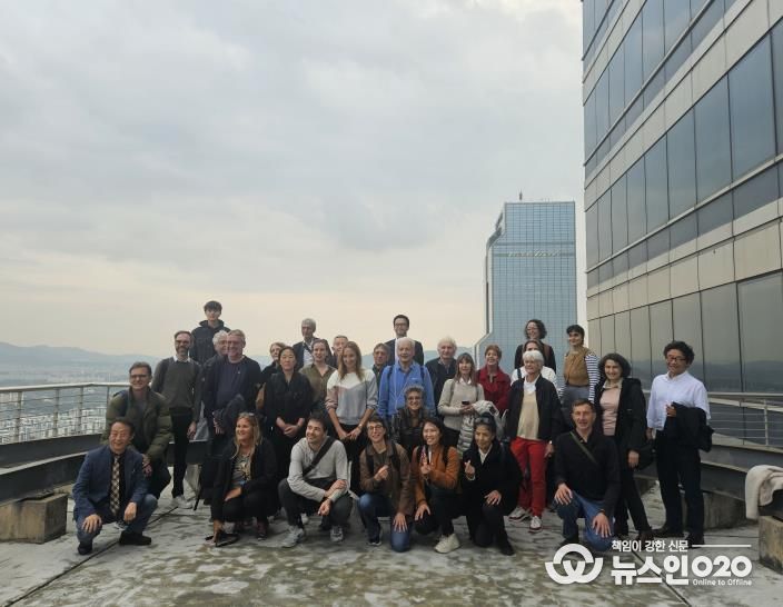 아셈타워 현장을 방문한 ACDC 방문단의 기념 촬영