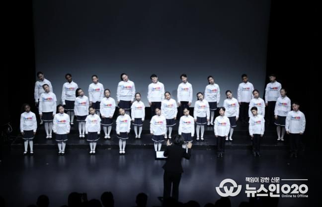 안산시 세계소년소녀합창단이 15일 소극장 보노마루에서 열린 ‘제15회 정기연주회’ 무대에서 합창을 하고 있다.