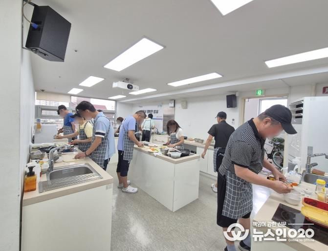 지난 9월 강북구1인가구지원센터와 서울강북지역자활센터가 공동 운영한 행복한 밥상 프로그램에서 참여자들이 요리 활동을 하고 있다.