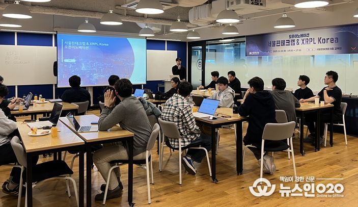 카탈라이즈의 전문가가 참여기업들을 대상으로 1:1 밋업 전 프레젠테이션을 진행하고 있다.