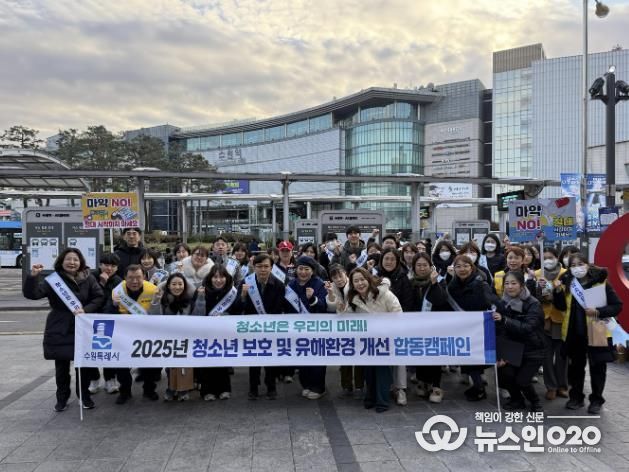 현근택 수원시 제2부시장(앞줄 왼쪽 5번째)과 유관기관 관계자들이 수원역 로데오거리 일원에서 청소년 보호 합동 캠페인을 하고 있다.