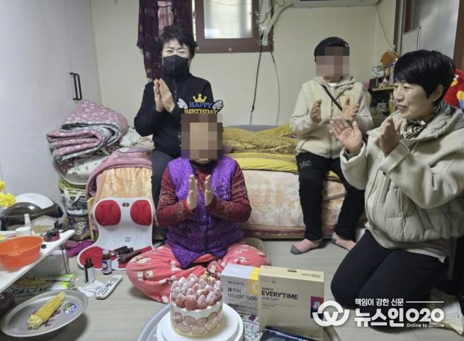 수원시 팔달구 지동, 홀몸어르신께 따뜻한 생신 축하와 선물 전달