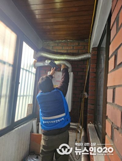 광명시 철산2동 지역사회보장협의체는 지난 18일, 본격적인 겨울철을 앞두고 어르신들의 안전한 겨울나기를 위해 관내 경로당 2곳과 공동생활시설 ‘동행’을 방문해 수도와 난방시설의 사전 안전 점검을 실시했다.