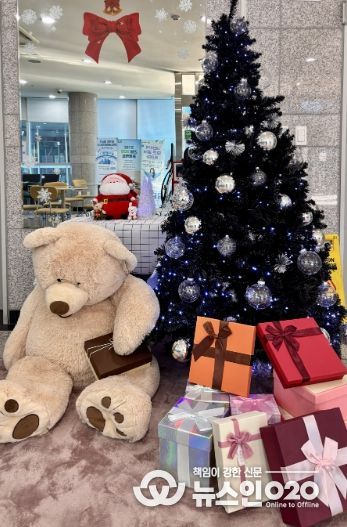 광명시 철산3동 행정복지센터는 연말연시를 맞아 주민들이 따뜻하고 희망찬 분위기 속에서 민원 서비스를 이용할 수 있도록 청사 내·외부에 크리스마스 장식을 설치했다고 19일 밝혔다.