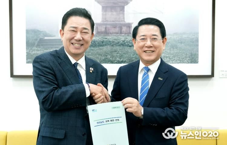 김영록 전라남도지사(오른쪽)가 19일 서울 국회에서 김병기 더불어민주당 원내대표와 면담을 갖고 2026년 국고 핵심사업 해결을 위한 건의 및 협조를 요청하고 있다.