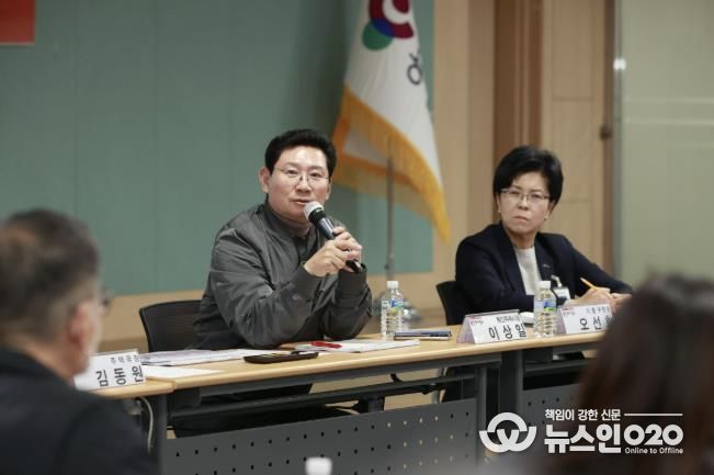 이상일 용인특례시장이 19일 기흥구청 다목적홀에서 ‘입주대표의회의 소통콘서트’를 열고 시민과 현안에 대해 이야기를 나누고 있다.