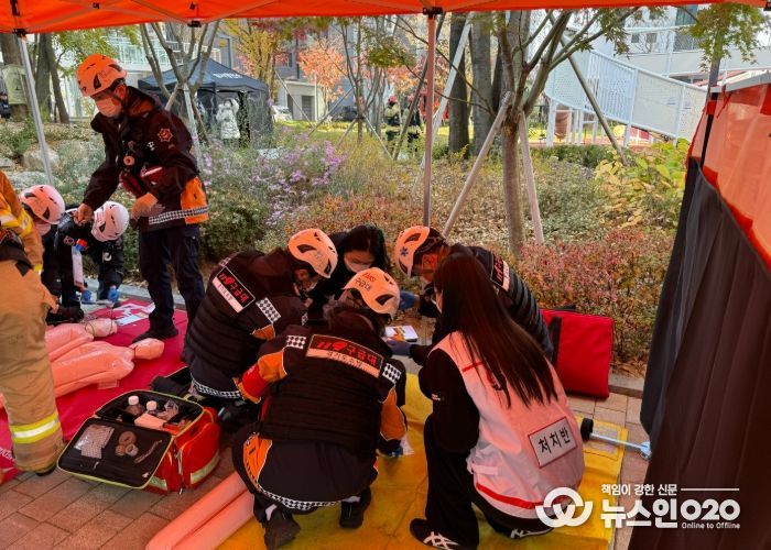 지난 19일 트리우스광명(광명시 광이로 95)에서 '대형화재 재난상황 대응 및 다수사상자 구급대응 합동훈련'이 진행되고 있다.