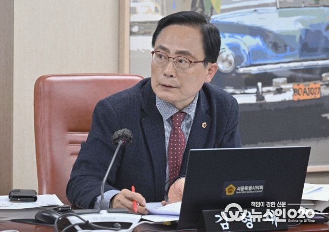 김형재 의원이 14일 열린 제333회 정례회 문화체육관광위원회 행정사무감사에서 서울시 문화본부장에게 질의를 하고 있다.