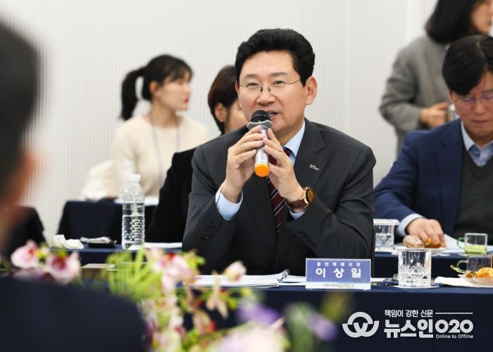 이상일 용인특례시장이 21일 열린 '대한민국특례시시장협의회 2025 하반기 정기회의'에서 인사말을 하고 있다.