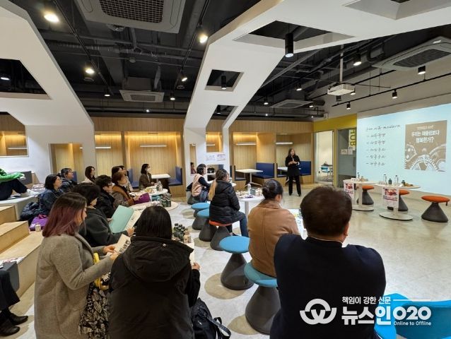 수원특례시가 수원지속가능발전협의회, 아주대학교 RISE사업단과 함께 청책(聽策) 포럼 ‘편견과 차별 너머’를 열고 있다.