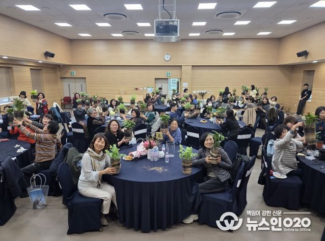 도시농업 참여자들과 유관기관 관계자 등이 ‘2025년 도시농업 종합평가회’에서 함께하고 있다.