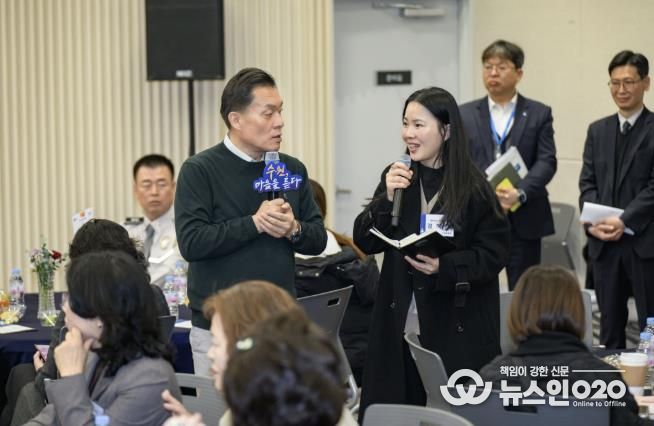 이재준 수원시장이 권선1동 새빛만남에서 시민의 의견을 듣고 있다.