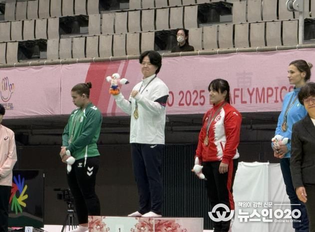 안산시장애인체육회 소속 홍은미 선수가 17일 ‘2025 도쿄 하계 데플림픽(청각장애인올림픽)’에서 유도 개인전 금메달을 입상하고 있다.
