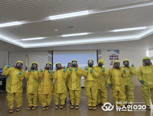 감염병 대응 실무자 등이 21일 단원보건소에서 진행된 ‘2025년 생물테러 대응 소규모 모의훈련’에서 개인 보호구를 착용하고 있다.