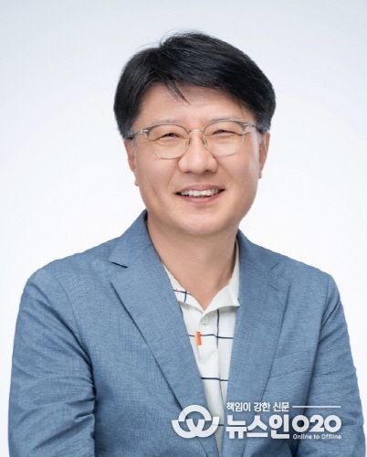 경상국립대학교(GNU) 사범대학 윤리교육과 홍석영 교수는 11월 19일 서울가든호텔에서 열린 ‘생명윤리법 시행 20주년 기념식’에서 생명윤리 정책 발전에 기여한 공로로 보건복지부 장관 표창을 받았다.