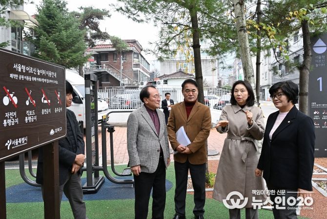 어르신 놀이터 조성 설명 듣고 있는 최호정 의장