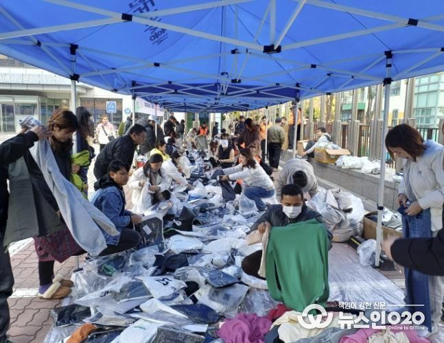 시흥시외국인복지센터 사랑이 담긴 손길, 겨울철 외국인 주민 의류 나눔 행사 진행