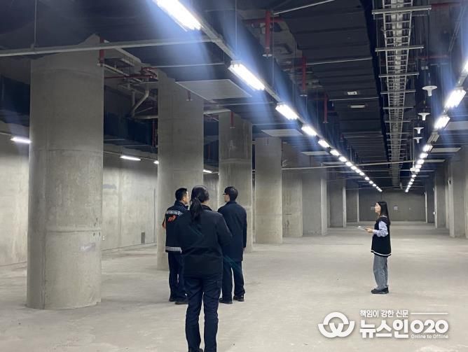 11월 20일 점검반이 수원역 지하 연계 시설물을 점검하고 있다.