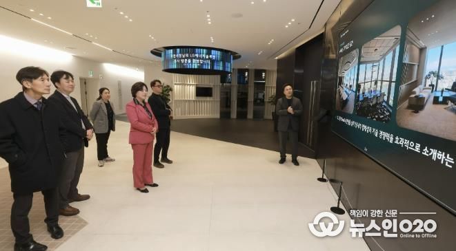 신계용 과천시장과 시 관계자들이 LG에너지솔루션 본사를 방문해 회사 소개를 듣고 있다.