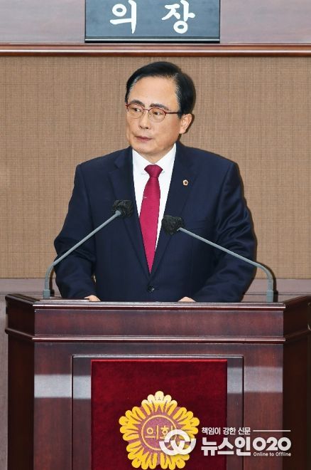 김형재 의원이 18일 열린 서울시의회 제333회 정례회 시정질문에서 서울시 교통실장을 상대로 질의를 하고 있다.