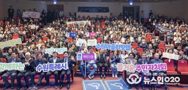 행사 참석자들이 단체 사진을 촬영하고 있다.