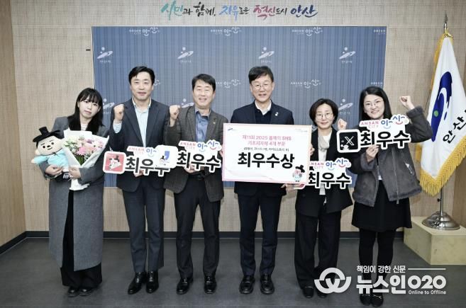 이민근 안산시장(오른쪽 세번째)이 26일 올해의 SNS 기초지방자치단체 4개 부문(유튜브·인스타그램·카카오스토리·X(구 트위터)) 최우수상을 수상하고 관계 공무원들과 함께 기념촬영을 하고 있다.