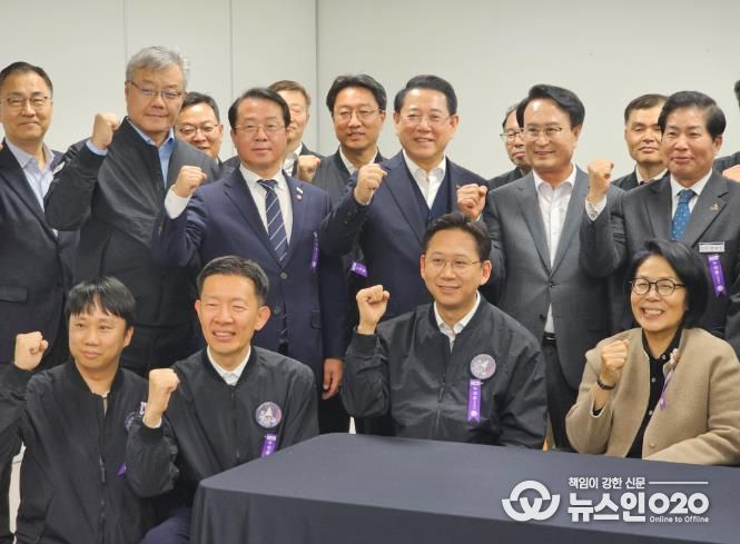 김영록 전라남도지사가 27일 새벽 고흥 나로우주센터에서 한국형발사체 ‘누리호’ 4차 발사 성공을 관계자들과 축하하고 있다.