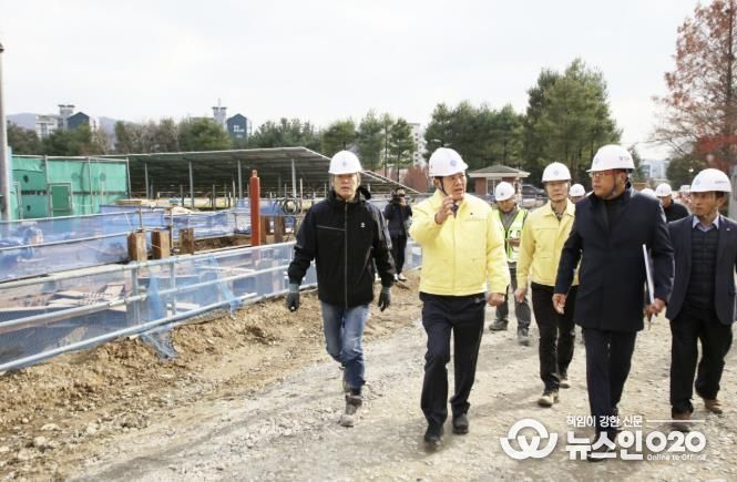 최대호 안양시장이 26일 청계통합정수장 고도정수처리시설 공사 현장을 방문해 진행상황을 점검하고 관계자들을 격려했다