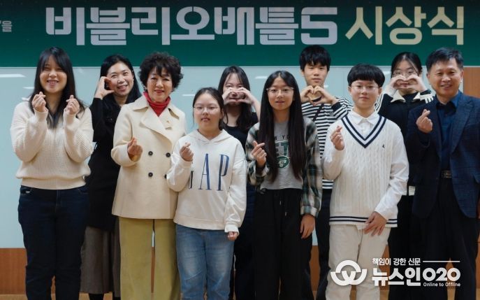 시상식에서 안필연 대표이사(좌측 세번째), 정구선 도서관본부장(우측 첫 번째)이 수상자들과 포즈를 취하고 있다.