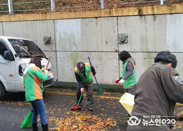 광명시 광명7동 행정복지센터는 지난 27일 가을철 낙엽 대청소를 실시해 주민들이 안전하고 깨끗한 환경에서 생활할 수 있도록 집중 정비 활동을 펼쳤다.