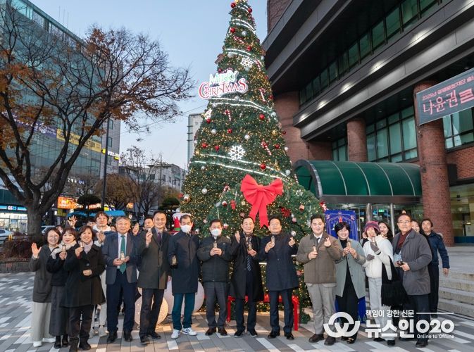 박승원 광명시장이 지난 28일 광명시민회관 앞 광장에서 열린 ‘2025년 송년 희망트리 점등식’에 참석해 기념사진을 촬영하고 있다.