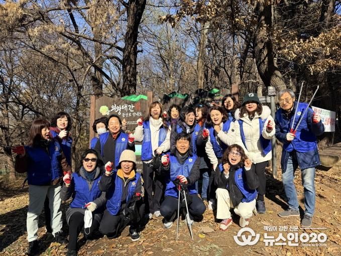 의왕시 부곡동 바르게살기위원회, '덕성봉 청결운동' 실시