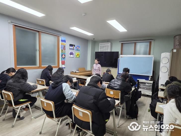 아동용 우울 척도 검사지(CDI) 자가 진단을 하는 모습