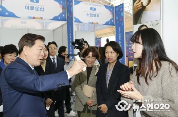 박승원 광명시장(사진 왼쪽)이 2024년 광명스피돔에서 열린 '2024 광명시 스타트업 페스티벌'의 전시·체험 부스에 참여한 기업 제품을 체험해 보고 있다.