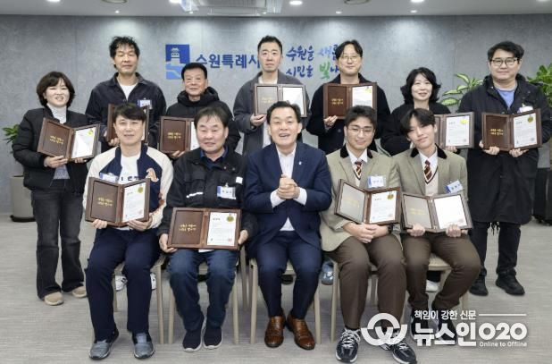 이재준 수원시장과 모범시민 표창을 받은 시민들이 기념촬영을 하고 있다.