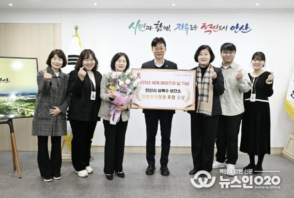 이민근 안산시장(사진 가운데)이 안산시 상록수보건소의 질병관리청장 표창을 축하하며 기념촬영을 하고 있다.