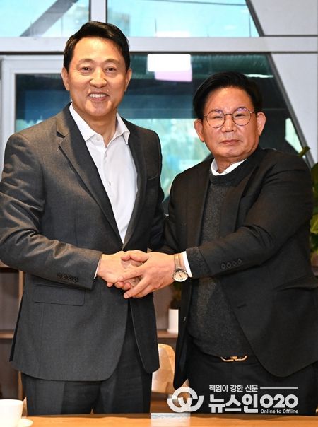 오세훈 시장 3일 오전 박강수 마포구청장을 만나 면담 전 기념사진을 촬영하고 있다.