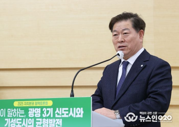 박승원 광명시장이 3일 오후 시청 대회의실에서 열린 '2025 광명시 자치분권 정책토론회'에 참석해 인사말을 하고 있다.