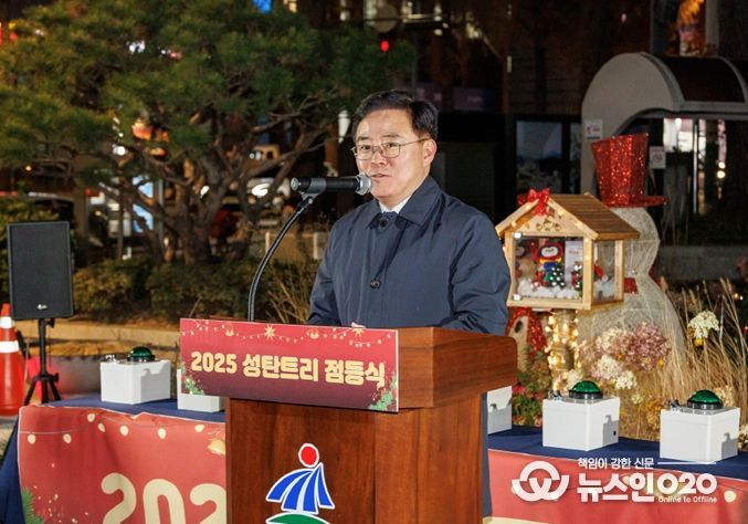 진교훈 서울 강서구청장이 2일 오후 5시 30분 구청 앞마당에서 연말을 맞아 열린 ‘성탄트리 점등식’에서 인사말을 하고 있다.