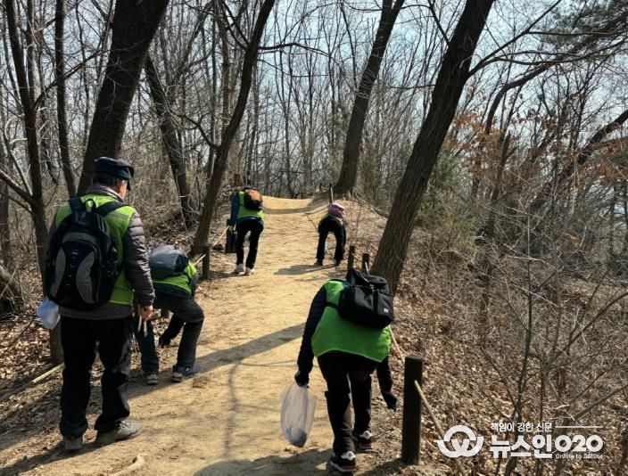 북한산둘레길 지킴이 사업 참여자들이 환경정비를 하고 있다.